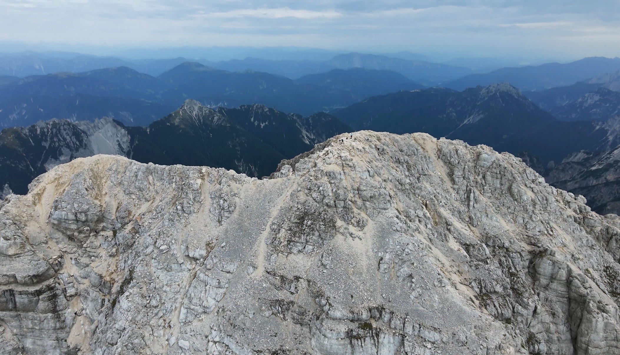 Mogočni Montaž nad zelenimi poletnimi pobočji